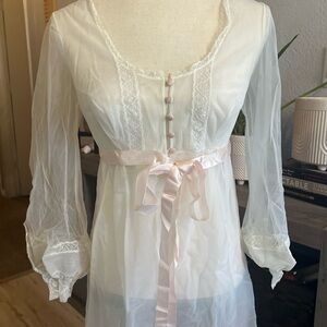 Vintage White Lace Dressing Robe